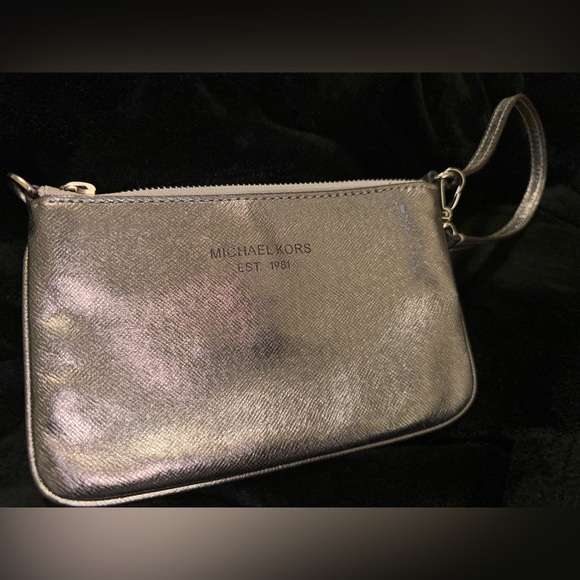 MICHAEL KORS GOLDTONED AUTHENTIC WRISTLET/PURSE Hand bag. - Picture 2 of 14